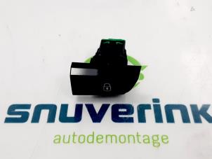 Used Central locking switch Citroen C4 Picasso (3D/3E) 1.6 e-HDi 115 Price € 18,15 Inclusive VAT offered by Snuverink Autodemontage
