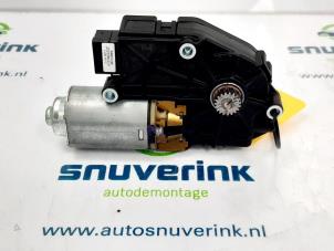 Used Sunroof motor Renault Megane III Grandtour (KZ) 1.5 dCi 110 Price € 70,00 Margin scheme offered by Snuverink Autodemontage
