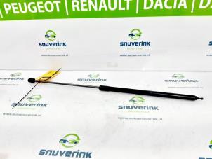Usados Juego de amortiguadores de capó Renault Megane III Grandtour (KZ) 1.5 dCi 110 Precio € 20,00 Norma de margen ofrecido por Snuverink Autodemontage
