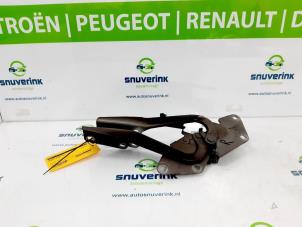 Używane Zawias pokrywy silnika Renault Megane III Grandtour (KZ) 1.5 dCi 110 Cena € 35,00 Procedura marży oferowane przez Snuverink Autodemontage