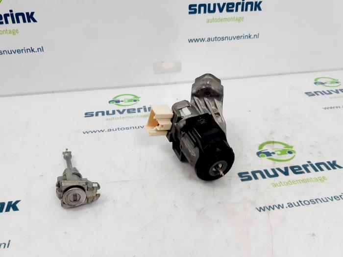 Ignition lock + key from a Peugeot 108 1.0 12V 2016