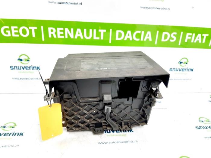 Battery box from a Renault Megane III Grandtour (KZ) 1.5 dCi 110 2012