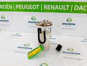 Usagé Pompe à carburant Opel Vivaro 2.5 DTI 16V Prix € 40,00 Règlement à la marge proposé par Snuverink Autodemontage