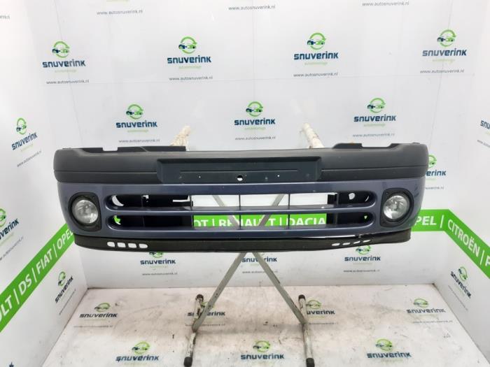 Front bumper from a Renault Clio II (BB/CB) 1.4 16V 2001