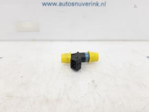 Usados Inyector (inyección de gasolina) Renault Clio II (BB/CB) 1.6 16V Precio € 25,00 Norma de margen ofrecido por Snuverink Autodemontage