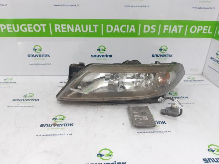 Używane Reflektor lewy Renault Laguna II Grandtour (KG) Cena € 29,73 Procedura marży oferowane przez Snuverink Autodemontage