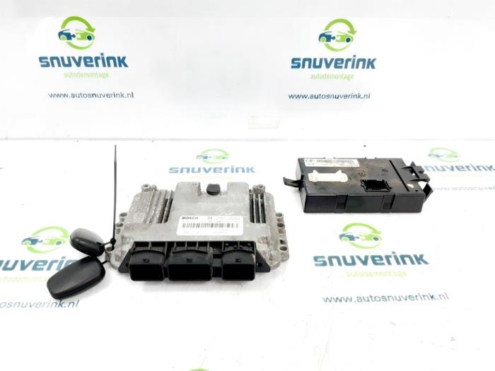 Engine management computer Opel Vivaro 2.5 DTI 16V 8200374949 G9UB7 BOSCH