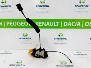 Używane Mechanizm blokady drzwi prawych tylnych wersja 4-drzwiowa Renault Megane III Berline (BZ) 1.5 dCi 110 Cena € 25,00 Procedura marży oferowane przez Snuverink Autodemontage