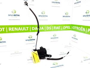 Gebrauchte Türschlossmechanik 4-türig links vorne Renault Captur (2R) 1.2 TCE 16V EDC Preis € 30,00 Margenregelung angeboten von Snuverink Autodemontage