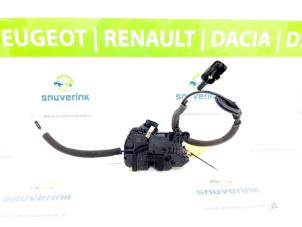 Usagé Serrure arrière gauche Renault Captur (2R) 1.2 TCE 16V EDC Prix € 30,00 Règlement à la marge proposé par Snuverink Autodemontage
