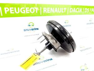Usagé Servo frein Renault Captur (2R) 1.2 TCE 16V EDC Prix € 40,00 Règlement à la marge proposé par Snuverink Autodemontage