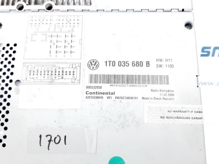 Radio from a Volkswagen Golf Plus (5M1/1KP) 1.4 TSI 122 16V 2009