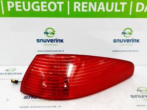 Usagé Feu arrière secondaire droit Peugeot 607 (9D/U) 2.7 HDi V6 24V Prix € 30,00 Règlement à la marge proposé par Snuverink Autodemontage
