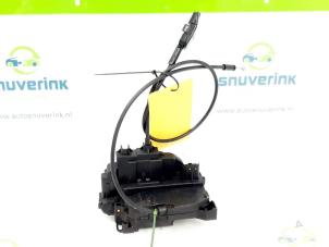 Używane Mechanizm blokady drzwi prawych tylnych wersja 4-drzwiowa Renault Clio III Estate/Grandtour (KR) 1.6 16V Cena € 25,00 Procedura marży oferowane przez Snuverink Autodemontage