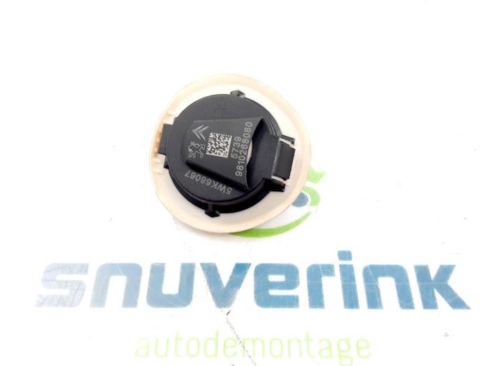 Airbag sensor from a Peugeot 3008 II (M4/MC/MJ/MR) 1.2 12V e-THP PureTech 130 2017