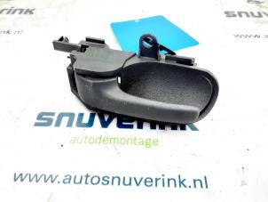 Gebrauchte Türgriff 4-türig links vorne Peugeot 107 1.0 12V Preis € 35,00 Margenregelung angeboten von Snuverink Autodemontage
