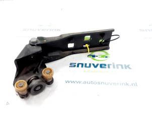 Used Sliding door roller, left Opel Vivaro 1.6 CDTI BiTurbo 140 Price on request offered by Snuverink Autodemontage