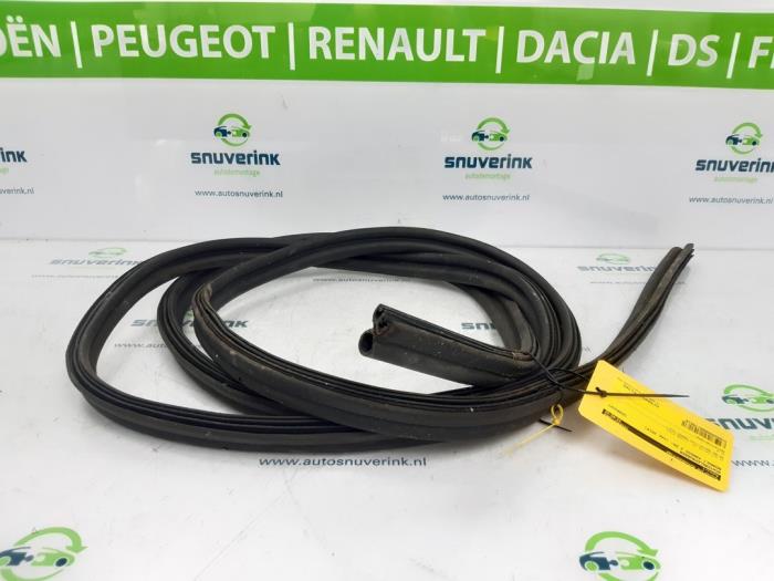 Tailgate seal from a Renault Kangoo Express (FW) 1.5 dCi 90 FAP 2014