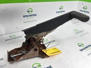 Used Parking brake lever Renault Kangoo Express (FW) 1.5 dCi 90 FAP Price € 48,40 Inclusive VAT offered by Snuverink Autodemontage