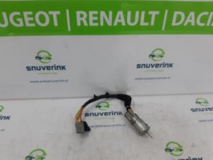 Używane Stacyjka + Kluczyk Renault Espace (JE) 2.0i RTE,RXE Cena € 50,00 Procedura marży oferowane przez Snuverink Autodemontage