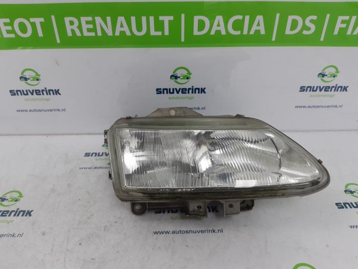 Używane Reflektor prawy Renault Espace (JE) 2.0i RTE,RXE Cena € 10,33 Procedura marży oferowane przez Snuverink Autodemontage