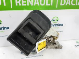 Używane Mechanizm zamka tylnych drzwi samochodu dostawczego Iveco New Daily V 35C15V, 40C15V Cena na żądanie oferowane przez Snuverink Autodemontage