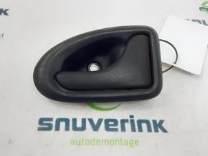 Używane Uchwyt drzwi prawych wersja 2-drzwiowa Iveco New Daily V 35C15V, 40C15V Cena € 24,20 Z VAT oferowane przez Snuverink Autodemontage