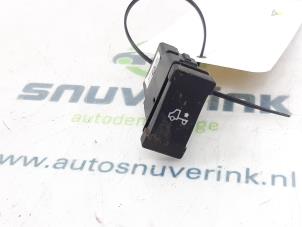 Usados Interruptor faro lhv Iveco New Daily V 35C15V, 40C15V Precio € 24,20 IVA incluido ofrecido por Snuverink Autodemontage