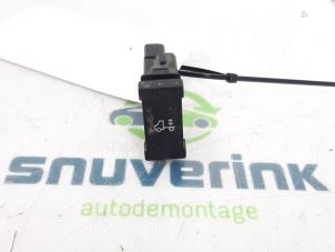 Używane Przelacznik reflektora LHV Iveco New Daily V 35C15V, 40C15V Cena € 24,20 Z VAT oferowane przez Snuverink Autodemontage