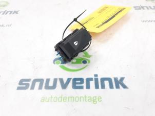 Używane Przelacznik centralnego zamka Renault Wind (EN/E4) 1.2 16V GT TCE eco2 Cena € 15,00 Procedura marży oferowane przez Snuverink Autodemontage