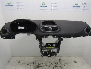 Used Dashboard Renault Clio III (BR/CR) 1.2 16V TCe 100 Price € 125,00 Margin scheme offered by Snuverink Autodemontage
