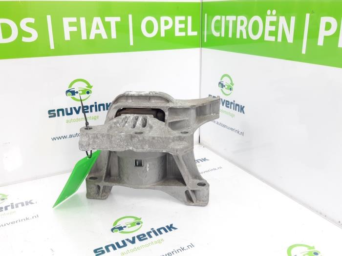 Engine mount from a Opel Vivaro 1.5 CDTI 120 2019