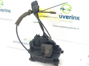 Używane Mechanizm blokady drzwi prawych tylnych wersja 4-drzwiowa Renault Clio III (BR/CR) 1.5 dCi FAP Cena € 25,00 Procedura marży oferowane przez Snuverink Autodemontage