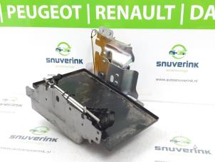 Używane Pojemnik na akumulator Renault Kadjar (RFEH) 1.3 TCE 140 FAP 16V Cena € 50,00 Procedura marży oferowane przez Snuverink Autodemontage