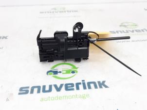 Used Tank flap lock motor Renault Kadjar (RFEH) 1.3 TCE 140 FAP 16V Price € 40,00 Margin scheme offered by Snuverink Autodemontage