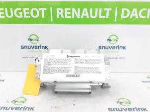 Używane Poduszka powietrzna prawa (deska rozdzielcza) Renault Clio III (BR/CR) 1.5 dCi 105 Cena € 65,00 Procedura marży oferowane przez Snuverink Autodemontage