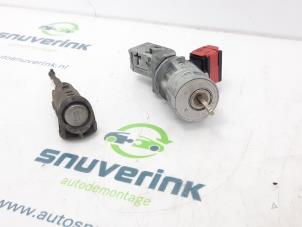 Used Ignition lock + key Renault Clio III (BR/CR) 1.5 dCi 105 Price € 60,00 Margin scheme offered by Snuverink Autodemontage