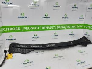 Usados Paravientos Renault Laguna Coupé (DT) 2.0 Turbo 16V GT Precio € 25,00 Norma de margen ofrecido por Snuverink Autodemontage