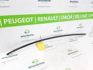 Used Decorative strip Renault Laguna Coupé (DT) 2.0 Turbo 16V GT Price € 50,00 Margin scheme offered by Snuverink Autodemontage