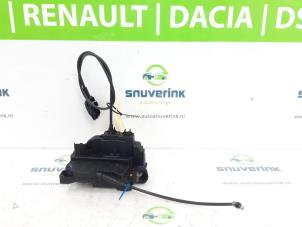 Używane Mechanizm blokady drzwi lewych wersja 2-drzwiowa Renault Clio III (BR/CR) 1.2 16V 75 Cena € 25,00 Procedura marży oferowane przez Snuverink Autodemontage