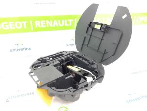 Usagé Cric Renault Clio III (BR/CR) 1.2 16V 75 Prix € 45,00 Règlement à la marge proposé par Snuverink Autodemontage