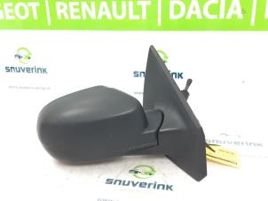 Used Wing mirror, right Renault Clio III (BR/CR) 1.2 16V 75 Price € 30,00 Margin scheme offered by Snuverink Autodemontage