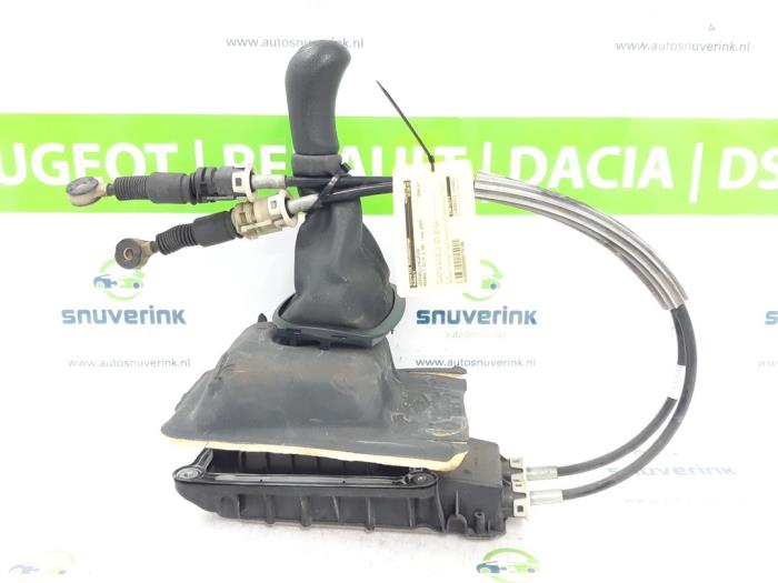 Gear stick from a Renault Clio III (BR/CR) 1.2 16V 75 2009
