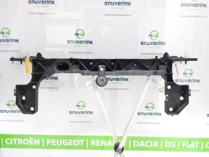 Usagé Panneau avant Renault Clio III (BR/CR) 1.2 16V 75 Prix € 50,00 Règlement à la marge proposé par Snuverink Autodemontage