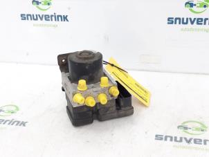 Usados Bomba ABS Renault Twingo II (CN) 1.2 Precio € 70,00 Norma de margen ofrecido por Snuverink Autodemontage
