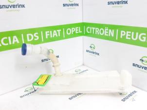 Usagé Réservoir lave-glace avant Opel Vivaro 2.0 CDTI 122 Prix € 36,30 Prix TTC proposé par Snuverink Autodemontage