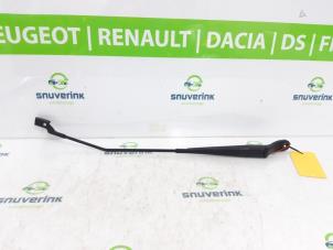 Używane Ramie wycieraczki przedniej Renault Wind (EN/E4) 1.2 16V GT TCE eco2 Cena na żądanie oferowane przez Snuverink Autodemontage