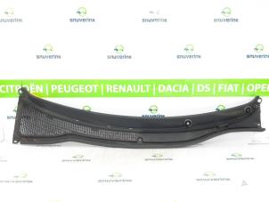Used Cowl top grille Renault Wind (EN/E4) 1.2 16V GT TCE eco2 Price on request offered by Snuverink Autodemontage