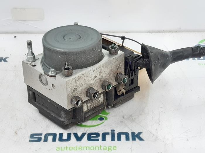 Begagnade ABS-pump Renault Clio III (BR/CR) 1.2 16V Tce Pris € 39,98 Marginaltabell erbjuds av Snuverink Autodemontage
