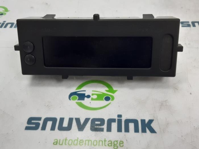 Begagnade Innerdisplay Renault Clio III (BR/CR) 1.2 16V Tce Pris € 40,49 Marginaltabell erbjuds av Snuverink Autodemontage